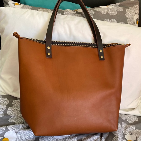 Med Zippered Tote in Honey Portland Leather - Picture 2 of 4